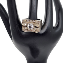 Afbeelding in Gallery-weergave laden, Art Deco Tankring in zilver bezet met een witte spinel en kleine strass steentjes. Jaren 40