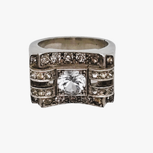 Afbeelding in Gallery-weergave laden, Art Deco Tankring in zilver bezet met een witte spinel en kleine strass steentjes. Jaren 40
