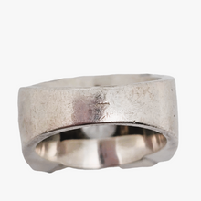 Afbeelding in Gallery-weergave laden, Art Deco Tankring in zilver bezet met een witte spinel en kleine strass steentjes. Jaren 40