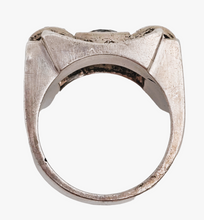 Afbeelding in Gallery-weergave laden, Art Deco Tankring in zilver bezet met een witte spinel en kleine strass steentjes. Jaren 40