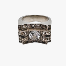 Afbeelding in Gallery-weergave laden, Art Deco Tankring in zilver bezet met een witte spinel en kleine strass steentjes. Jaren 40