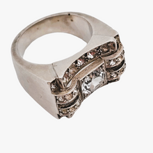Afbeelding in Gallery-weergave laden, Art Deco Tankring in zilver bezet met een witte spinel en kleine strass steentjes. Jaren 40