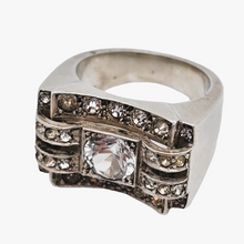Afbeelding in Gallery-weergave laden, Art Deco Tankring in zilver bezet met een witte spinel en kleine strass steentjes. Jaren 40