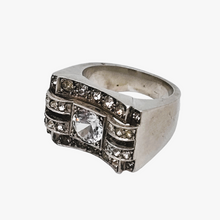 Afbeelding in Gallery-weergave laden, Art Deco Tankring in zilver bezet met een witte spinel en kleine strass steentjes. Jaren 40