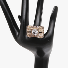 Afbeelding in Gallery-weergave laden, Art Deco Tankring in zilver bezet met een witte spinel en kleine strass steentjes. Jaren 40