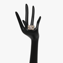 Afbeelding in Gallery-weergave laden, Art Deco Tankring in zilver bezet met een witte spinel en kleine strass steentjes. Jaren 40