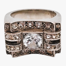 Afbeelding in Gallery-weergave laden, Art Deco Tankring in zilver bezet met een witte spinel en kleine strass steentjes. Jaren 40