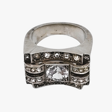 Afbeelding in Gallery-weergave laden, Art Deco Tankring in zilver bezet met een witte spinel en kleine strass steentjes. Jaren 40