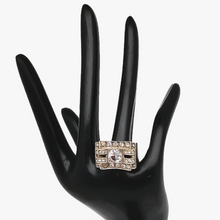 Afbeelding in Gallery-weergave laden, Art Deco Tankring in zilver bezet met een witte spinel en kleine strass steentjes. Jaren 40