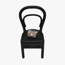 Afbeelding in Gallery-weergave laden, Art Deco Tankring in zilver bezet met een witte spinel en kleine strass steentjes. Jaren 40