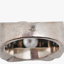 Afbeelding in Gallery-weergave laden, Art Deco Tankring in zilver bezet met een witte spinel en kleine strass steentjes. Jaren 40