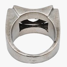 Afbeelding in Gallery-weergave laden, Art Deco Tankring in zilver bezet met een witte spinel en kleine strass steentjes. Jaren 40