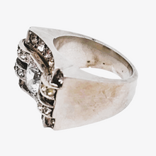 Afbeelding in Gallery-weergave laden, Art Deco Tankring in zilver bezet met een witte spinel en kleine strass steentjes. Jaren 40