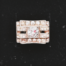 Afbeelding in Gallery-weergave laden, Art Deco Tankring in zilver bezet met een witte spinel en kleine strass steentjes. Jaren 40