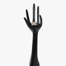 Afbeelding in Gallery-weergave laden, Art Deco Tankring in zilver bezet met een witte spinel en kleine strass steentjes. Jaren 40