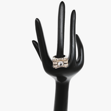 Afbeelding in Gallery-weergave laden, Art Deco Tankring in zilver bezet met een witte spinel en kleine strass steentjes. Jaren 40