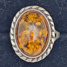 Charger l'image dans la galerie, Bague vintage en argent 925 sertie d’un cabochon d’ambre naturel, XXè Le Charme des Violettes - Brocante en ligne