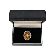 Charger l'image dans la galerie, Bague vintage en argent 925 sertie d’un cabochon d’ambre naturel, XXè Le Charme des Violettes - Brocante en ligne