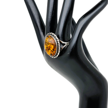 Charger l'image dans la galerie, Bague vintage en argent 925 sertie d’un cabochon d’ambre naturel, XXè Le Charme des Violettes - Brocante en ligne
