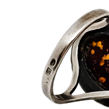 Charger l'image dans la galerie, Bague vintage en argent 925 sertie d’un cabochon d’ambre naturel, XXè Le Charme des Violettes - Brocante en ligne