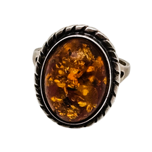 Charger l'image dans la galerie, Bague vintage en argent 925 sertie d’un cabochon d’ambre naturel, XXè Le Charme des Violettes - Brocante en ligne