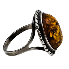 Charger l'image dans la galerie, Bague vintage en argent 925 sertie d’un cabochon d’ambre naturel, XXè Le Charme des Violettes - Brocante en ligne