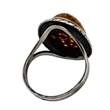 Charger l'image dans la galerie, Bague vintage en argent 925 sertie d’un cabochon d’ambre naturel, XXè Le Charme des Violettes - Brocante en ligne