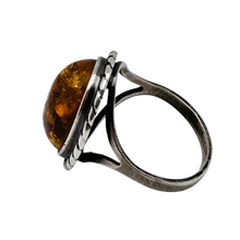 Charger l'image dans la galerie, Bague vintage en argent 925 sertie d’un cabochon d’ambre naturel, XXè Le Charme des Violettes - Brocante en ligne