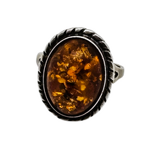 Charger l'image dans la galerie, Bague vintage en argent 925 sertie d’un cabochon d’ambre naturel, XXè Le Charme des Violettes - Brocante en ligne
