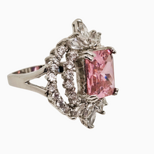 Charger l'image dans la galerie, Bague cocktail en argent 925 sertie de cristaux, pierre rose taille princesse, années 2000 Le Charme des Violettes - Brocante en ligne