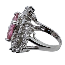 Charger l'image dans la galerie, Bague cocktail en argent 925 sertie de cristaux, pierre rose taille princesse, années 2000 Le Charme des Violettes - Brocante en ligne