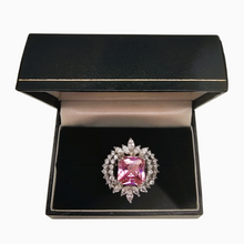 Charger l'image dans la galerie, Bague de cocktail en argent 925 sertie de cristaux, pierre rose taille princesse, années 2000 Le Charme des Violettes - Brocante en ligne