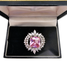 Charger l'image dans la galerie, Bague cocktail en argent 925 sertie de cristaux, pierre rose taille princesse, années 2000 Le Charme des Violettes - Brocante en ligne