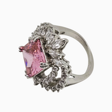 Charger l'image dans la galerie, Bague cocktail en argent 925 sertie de cristaux, pierre rose taille princesse, années 2000 Le Charme des Violettes - Brocante en ligne