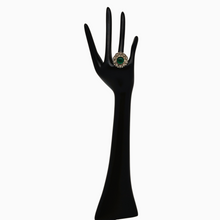 Afbeelding in Gallery-weergave laden, Bague orientale en argent 900 filigrané et perlé sertie d'un cabochon vert, milieu XXè Le Charme des Violettes - Brocante en ligne