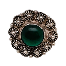 Afbeelding in Gallery-weergave laden, Bague orientale en argent 900 filigrané et perlé sertie d'un cabochon vert, milieu XXè Le Charme des Violettes - Brocante en ligne