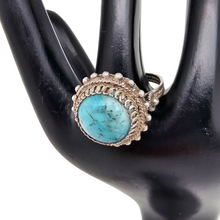Afbeelding in Gallery-weergave laden, Oude Art Deco zilveren ring bezet met een turkoois