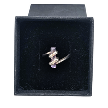 Afbeelding in Gallery-weergave laden, Bague au design en spirale et cristal violet en argent 925, années 1990-2000 Le Charme des Violettes - Brocante en ligne