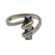 Afbeelding in Gallery-weergave laden, Bague au design en spirale et cristal violet en argent 925, années 1990-2000 Le Charme des Violettes - Brocante en ligne
