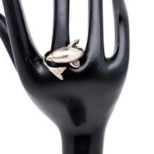 Afbeelding in Gallery-weergave laden, Bague vintage en forme de dauphin en argent 925, années 1970 Le Charme des Violettes - Brocante en ligne