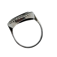 Afbeelding in Gallery-weergave laden, Oude Art Deco zilveren ring bezet met zwarte onyx en marcasieten