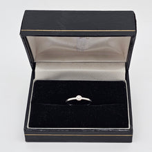 Charger l'image dans la galerie, Bague solitaire en or blanc 18 carats sertie d’un diamant