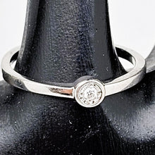 Charger l'image dans la galerie, Bague solitaire en or blanc 18 carats sertie d’un diamant