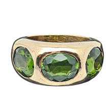 Afbeelding in Gallery-weergave laden, Bague vintage en vermeil sertie de 3 péridots, années 1980