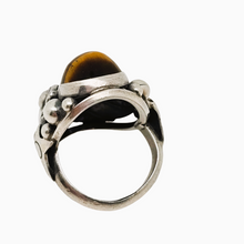 Afbeelding in Gallery-weergave laden, Niels Erik From. Bague Skønvirke fish en argent sterling et oeil de tigre, design danois, années 1950