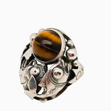 Afbeelding in Gallery-weergave laden, Niels Erik From. Bague Skønvirke fish en argent sterling et oeil de tigre, design danois, années 1950