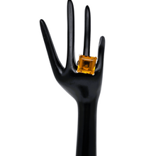 Charger l'image dans la galerie, Bague vintage en argent 925 sertie d'une pierre en cristal carrée de couleur topaze, années 1980