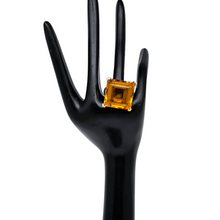 Charger l'image dans la galerie, Bague vintage en argent 925 sertie d'une pierre en cristal carrée de couleur topaze, années 1980