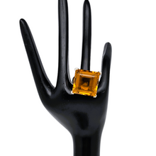 Charger l'image dans la galerie, Bague vintage en argent 925 sertie d'une pierre en cristal carrée de couleur topaze, années 1980