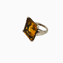 Charger l'image dans la galerie, Bague vintage en argent 925 sertie d'une pierre en cristal carrée de couleur topaze, années 1980